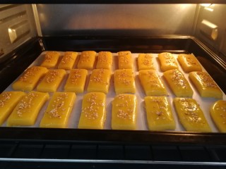 14、炉果,放入烤箱中层,185度,烤15分钟。(时间和温度根据自己的烤箱调整)