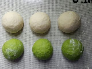 7、格子吐司（面包机版）,将二个面团，都匀分成三份滚圆，松弛10分钟