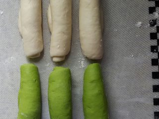 8、格子吐司（面包机版）,将每个面团擀成椭圆形，从上向下卷成卷，松弛10分钟