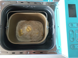 1、面包机版果干燕麦吐司,将主材料放入面包机中,使用面包机标准面包菜单进行揉面。