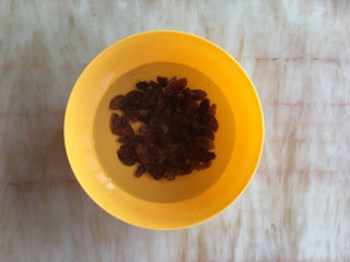 2、面包机版果干燕麦吐司,这个时间浸泡葡萄干,浸泡10分钟。