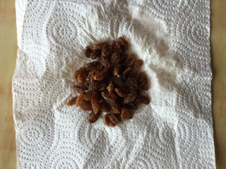 3、面包机版果干燕麦吐司,10分钟后用纸巾擦干表面水份。