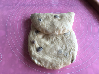 8、面包机版果干燕麦吐司,取出面团排气后擀成长方形,翻面过来后将上方向下折到1/3处。