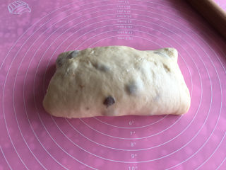 9、面包机版果干燕麦吐司,再把下面的向上折,就像叠被一样。