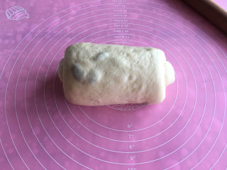 11、面包机版果干燕麦吐司,由上向下卷起,收口处捏紧。