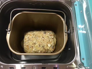 13、面包机版果干燕麦吐司,放入面包机内,使用发酵菜单进行二次发酵。时间为1个小时左右。