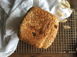 16、面包机版果干燕麦吐司,烘烤完毕后侧着倒出,