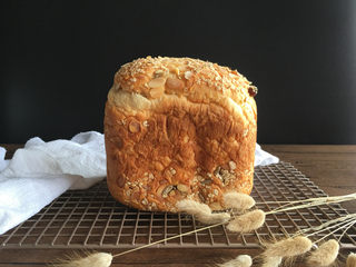 17、面包机版果干燕麦吐司,成品图。