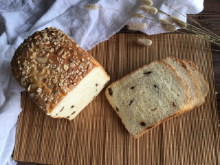 18、面包机版果干燕麦吐司,面包组织图。