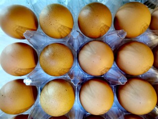 1、软绵绵滑嫩嫩的古早蛋糕,准备12个鸡蛋