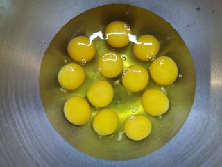 2、软绵绵滑嫩嫩的古早蛋糕,敲到厨师机里