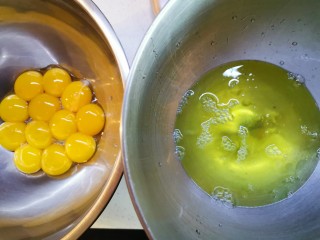 3、软绵绵滑嫩嫩的古早蛋糕,用手把蛋黄捞出来，分离蛋白和蛋黄