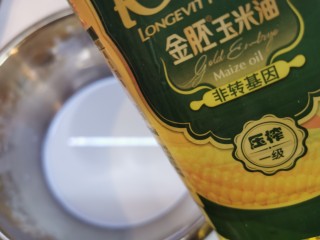 6、软绵绵滑嫩嫩的古早蛋糕,玉米油称重105克，倒入盆中