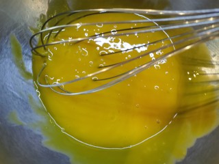 12、软绵绵滑嫩嫩的古早蛋糕,搅拌均匀