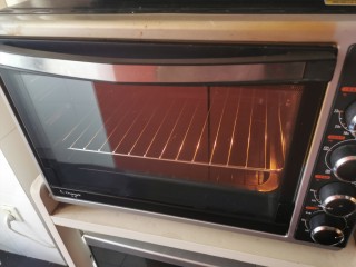 14、软绵绵滑嫩嫩的古早蛋糕,最下层放烤盘，上面一层放烤架