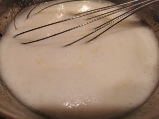18、软绵绵滑嫩嫩的古早蛋糕,用蛋抽不断搅拌，开锅后离火