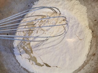 21、软绵绵滑嫩嫩的古早蛋糕,低筋粉一次性筛入糊中