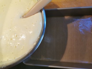 30、软绵绵滑嫩嫩的古早蛋糕,倒入铺好油布或者油纸的烤盘中