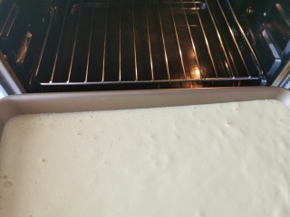 32、软绵绵滑嫩嫩的古早蛋糕,送入预热好的烤箱