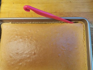 35、软绵绵滑嫩嫩的古早蛋糕,借助脱模刀脱模