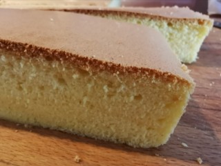 38、软绵绵滑嫩嫩的古早蛋糕,切成长条