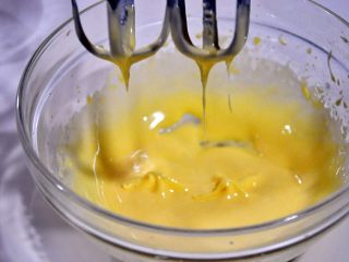 5、自制沙拉酱,用电动打蛋器搅打，使油和蛋黄完全融合。要有足够的耐心，每次加入的油都只能少量，边加入边用打蛋器搅拌。
