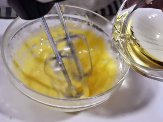 7、自制沙拉酱,继续分次少量的加入油，每次加入前都要使上次完全融合。