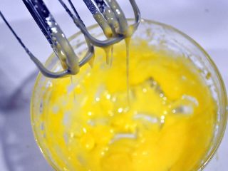 10、自制沙拉酱,加入白醋以后，碗里的酱会变得稀一些。这个时候，我们重复少量多次的添加油至浓稠状态、再添加白醋至稀释状态，再继续添加油的步骤。