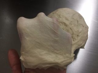 2、培根时蔬披萨,揉出薄膜即可。