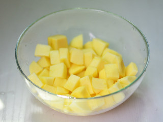 2、苹果果酱,苹果去皮切小块