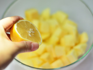 3、苹果果酱,挤入半个柠檬汁，拌匀，防止氧化