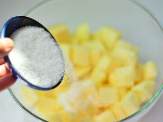 4、苹果果酱,倒入白砂糖