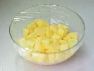 5、苹果果酱,盖上保鲜膜，入冰箱冷藏腌制1小时