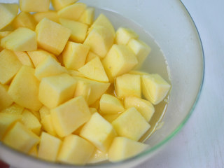 6、苹果果酱,1小时后苹果会腌制出许多水