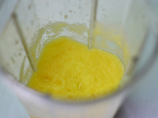 7、苹果果酱,将苹果连同腌制出的水一起倒入料理机，搅拌成蓉