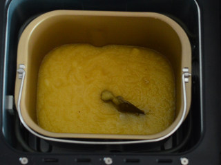 8、苹果果酱,接着倒入面包桶内，启动花式果酱模式，时间为1小时20分