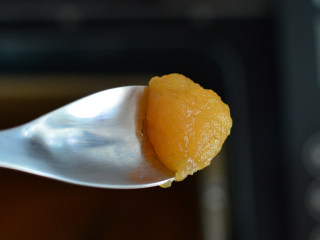 10、苹果果酱,果酱做好了，检查下，果酱搅拌的很浓稠