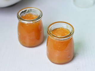 11、苹果果酱,将做好的果酱放凉后倒入无水无油的干净容器中，密封后放入冰箱冷藏保存