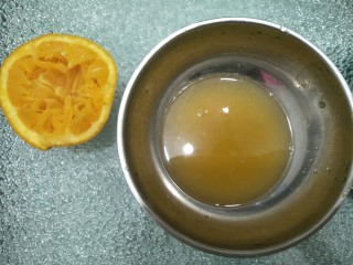 1、香橙蛋糕,橙榨出40克橙汁待用。