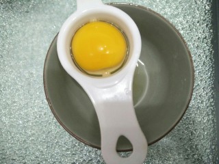 4、香橙蛋糕,蛋黄蛋白分离。