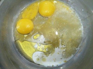 5、香橙蛋糕,蛋黄中放入15克糖,油,牛奶,橙汁搅拌到糖融化。