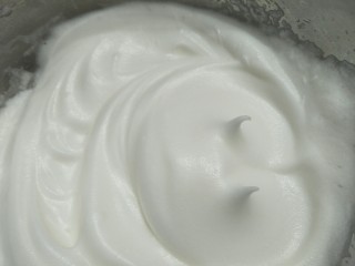 7、香橙蛋糕,25克糖分三次放入蛋白中用电动搅拌器打发到蛋白出现很深的纹路,提起打蛋头蛋白有小弯角。