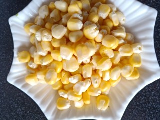 4、培根芝士披萨,取一根玉米，洗净，剥出玉米粒，我选用的是水果玉米，比较鲜甜。