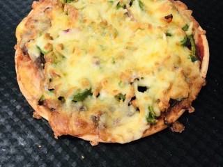 14、培根芝士披萨,烤箱预热到230°，放入披萨以230°烘烤10分钟即可出炉。这是烤好后的披萨。