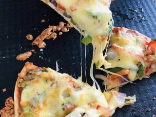 15、培根芝士披萨,看着是不是很有胃口呢，可以拉丝的哦。