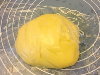 1、椰蓉开口酥,中粉200G，黄油70G，糖粉20G，水90G。把全部材料放入面包机桶内，启动和面程序，30分钟后取出，揉好的油皮用保鲜膜包裹好，放在温暖处醒发30分钟。