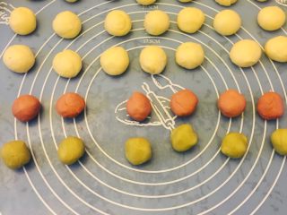 4、椰蓉开口酥,把醒发好的油皮和松弛好的油酥，分别均匀分为24份。