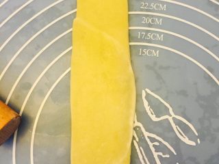 9、椰蓉开口酥,再次将面团擀致如图。