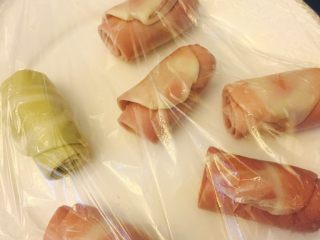 11、椰蓉开口酥,全部擀好后，用保鲜膜盖好静致20分钟。