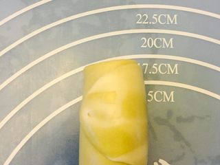 10、椰蓉开口酥,再次有下向上圈起。